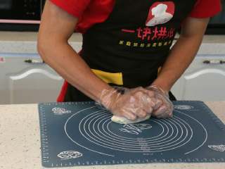 3、八寸火腿玉米披萨,揉成光滑的面团