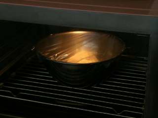 4、八寸火腿玉米披萨,盖上保鲜膜室温发酵1小时左右。放入40度的烤箱发酵45分钟