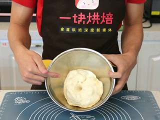 5、八寸火腿玉米披萨,&nbsp;面团发酵3倍左右大小，拿出来戳个孔看看有没有发酵好