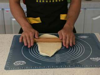 6、八寸火腿玉米披萨,反复压平放放气