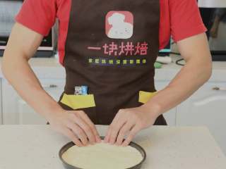 7、八寸火腿玉米披萨,铺满整个披萨盘，用手掌尖把面团从中间往边上慢慢的推压，能够逐渐推出圆滑浑厚的一圈披萨边 要尽量将面团延展大一些，因为面团会收缩。可以放冰箱半小时后，再次推压定型