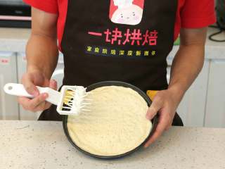 8、八寸火腿玉米披萨,可以用餐叉在饼底戳孔，为了避免烘烤过程中饼底膨胀