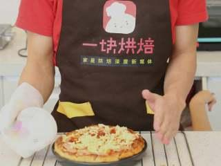 11、八寸火腿玉米披萨,最后铺上剩下的马苏里拉芝士，再次放入上下火210度烤箱中层烘烤5分钟左右，待芝士出现比较漂亮的一个个焦点上色即可取出