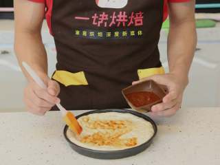 9、八寸火腿玉米披萨,&nbsp;在饼底上刷上比萨酱或者色拉酱