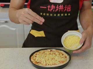 10、八寸火腿玉米披萨,继续铺上二分一的马苏里拉芝士，加热后都可以化掉。再陆续铺上玉米、香肠，如果有蔬菜，就再铺上蔬菜。在披萨外圈可以刷一圈蛋黄，或者一圈色拉油。烤出来颜色好看诱人