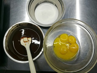 2、巧克力坚果蛋糕,分离蛋清蛋黄