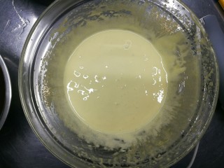 3、巧克力坚果蛋糕,蛋黄加细砂糖打发蓬松变白