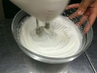 4、巧克力坚果蛋糕,打发蛋清，糖分三次加入