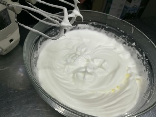 5、巧克力坚果蛋糕,打硬性发泡，提起打蛋头有直立尖尖角即可