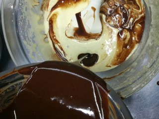 6、巧克力坚果蛋糕,熔化的巧克力黄油液体加入打发好的蛋黄糊中，拌匀