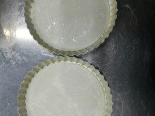 9、巧克力坚果蛋糕,模具四周抹黄油，筛一层面粉，这样好脱模