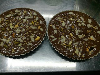 12、巧克力坚果蛋糕,最后撒上各种坚果。烤箱提前预热后，170℃烤40分钟