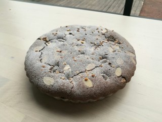 13、巧克力坚果蛋糕,烤好后取出脱模，筛上糖粉装饰