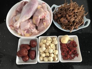 1、茶树菇老鸡汤～强身健体,材料大合照⬆️