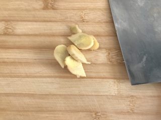 6、茶树菇老鸡汤～强身健体,姜切片