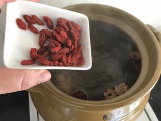 12、茶树菇老鸡汤～强身健体,加入洗净的枸杞子，再炖20-30分钟即可