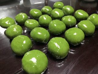 2、#咸蛋黄肉松青团#,彻底放凉后，包上保鲜膜，放入冰箱冷藏，吃的时候放锅上蒸一下就OK啦