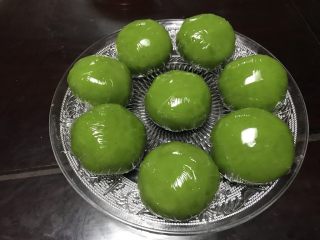 3、#咸蛋黄肉松青团#,哇，看着相当有食欲哦????，可是减肥的我不能吃，只吃了半口，馋呀