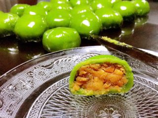 4、#咸蛋黄肉松青团#,看着好想来一口，软软糯糯的，和杏花楼一样的味道哦。超级香哦，妈妈????都夸赞了