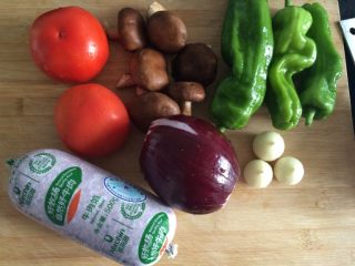 1、千层刀削面,如图材料准备好