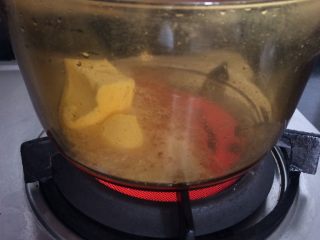 3、千层刀削面,如图黄油融化后加适量调和油