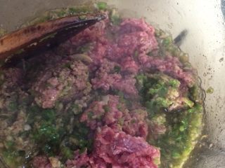 4、千层刀削面,如图油热后开始加蒜末、青椒、牛肉、香菇、洋葱(每次加一样都要翻炒均匀再加)