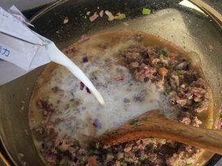 6、千层刀削面,如图加入牛奶,可多加因为需要慢慢熬煮
