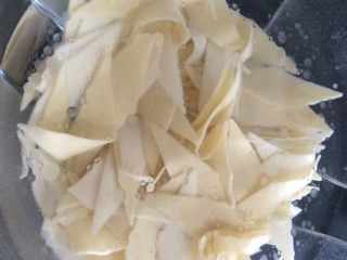 9、千层刀削面,如图煮面皮时加点油防止粘贴(捞起后入凉水里)