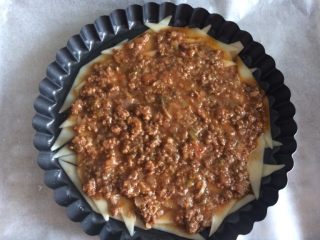 11、千层刀削面,如图第一层摆好后涂酱