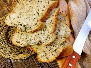 2、牛肉丸吐司披萨,自制吐司切片。