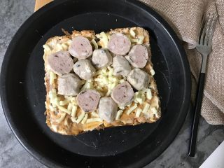 6、牛肉丸吐司披萨,一个丸子切三片放在吐司片上。