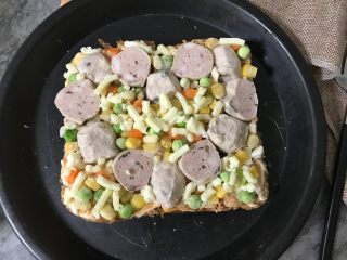 8、牛肉丸吐司披萨,再铺一层马苏里拉芝士。