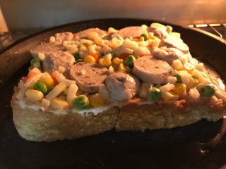 9、牛肉丸吐司披萨,烤盘内喷些水，烤箱上火190度下火80度预热5分钟，然后烤到芝士熔化即可，大概8分钟。