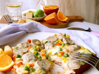 12、牛肉丸吐司披萨,配上新鲜水果牛奶也是棒棒哒