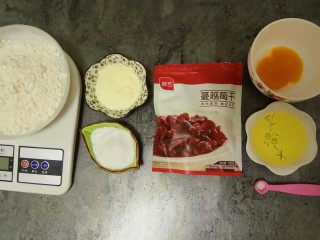 1、家有烤箱～蔓越莓小小酥,首先准备好食材：低筋面粉100克、蔓越莓30克、黄油50克、奶粉20克、蛋黄两个（一个刷面）、糖粉30克、泡打粉0.5克（可以不放）