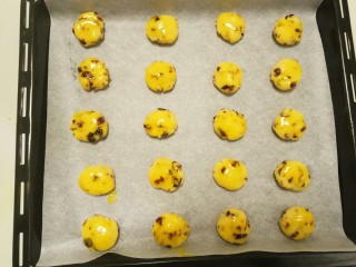 11、家有烤箱～蔓越莓小小酥,全部刷好放入烤盘