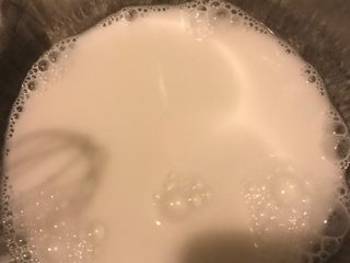 2、绿豆粉皮,绿豆淀粉和水是1:4的比例调成糊状