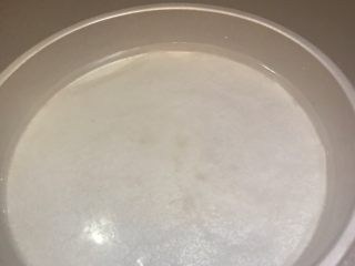 3、绿豆粉皮,找个披萨的盘子（任何盘子都可以）用勺子把绿豆糊成到盘子里 想吃厚点的可以多放点绿豆糊 需要薄些就少放 绿豆糊 .灶台上做一锅开水 锅子需要比盘子大些这样不容易烫手.把披萨盘放在锅子里 漂浮着 你就会看到绿豆会慢慢的变成透明色