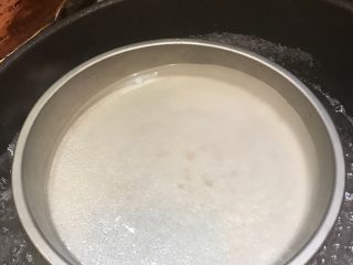 4、绿豆粉皮,把披萨盘子浸透在开水里 ， 粉皮会自动浮起来。赶紧把披萨盘转移到另一个盛满冷水的锅里冷却。