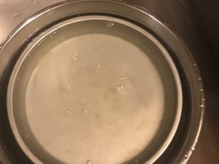 5、绿豆粉皮,浸入冷水中 粉皮很容易取出来。