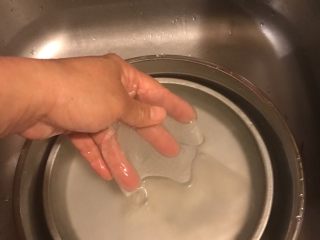 6、绿豆粉皮,反复如此一张张绿豆粉皮就做好了。