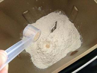 1、培根松茸披萨,用后油法，就是除了黄油，把纯牛奶、鸡蛋、盐、白砂糖、面粉、干酵母粉按顺序全部放入面包桶内，启动和面。