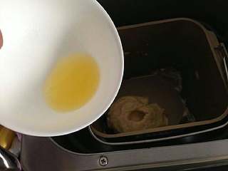 2、培根松茸披萨,至扩展阶段加入溶化好的黄油。再次启动和面，然后发酵。