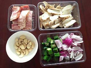 3、培根松茸披萨,把这些食材该焯水的焯水，该煎的煎。