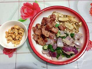 4、培根松茸披萨,食材煎好煮好的成品。