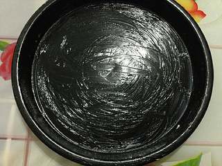 6、培根松茸披萨,披萨烤盘涂上一层黄油。