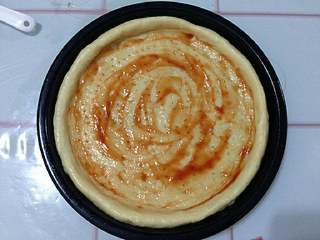 8、培根松茸披萨,涂上一层番茄酱或披萨酱。