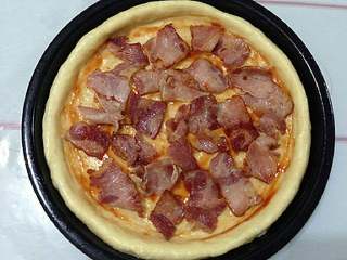 9、培根松茸披萨, 铺上一层培根。