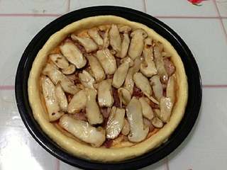 10、培根松茸披萨,再铺一层松茸。