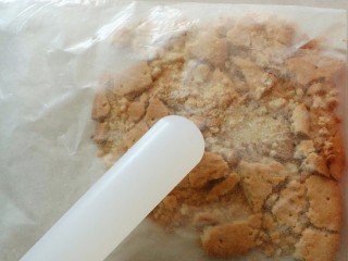 2、海洋系列酸奶盒子,消化饼干放进密封袋中,用翻糖棒敲碎成小块后,碾碎,作为装饰的沙滩。